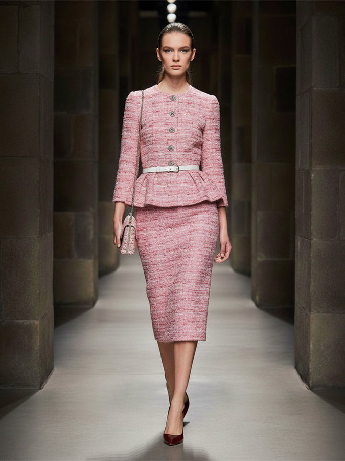 Ensemble Élégant en Tweed Rose : Veste et Jupe avec Détails en Boutons Argentés et Volants