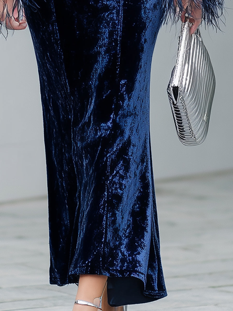 Robe Maxi en Velours Bleu avec Col Ronde et Éléments en Plumes d'Ostrich Synthétiques
