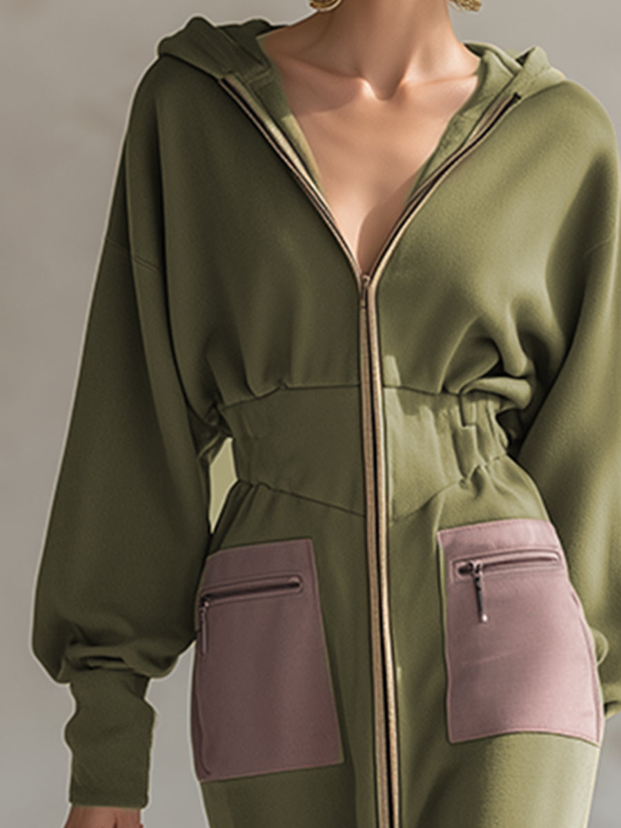 Robe Maxi Élégante à Manches Longues avec Capuche et Fermeture Éclair en Olive – Silhouette Affinée