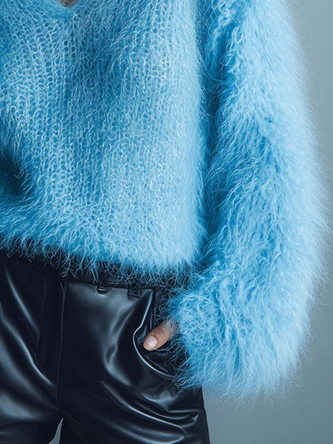 Léger pull en laine tricoté bleu clair avec col en V décontracté
