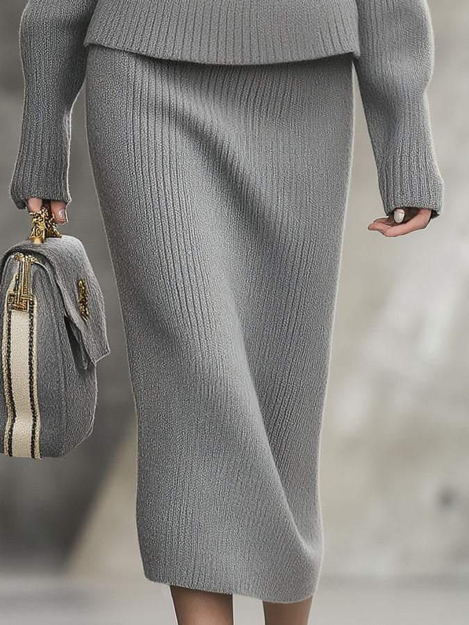 Ensemble Tricot Gris : Jupe Élégante et Pull V Simple en Argent Vieilli