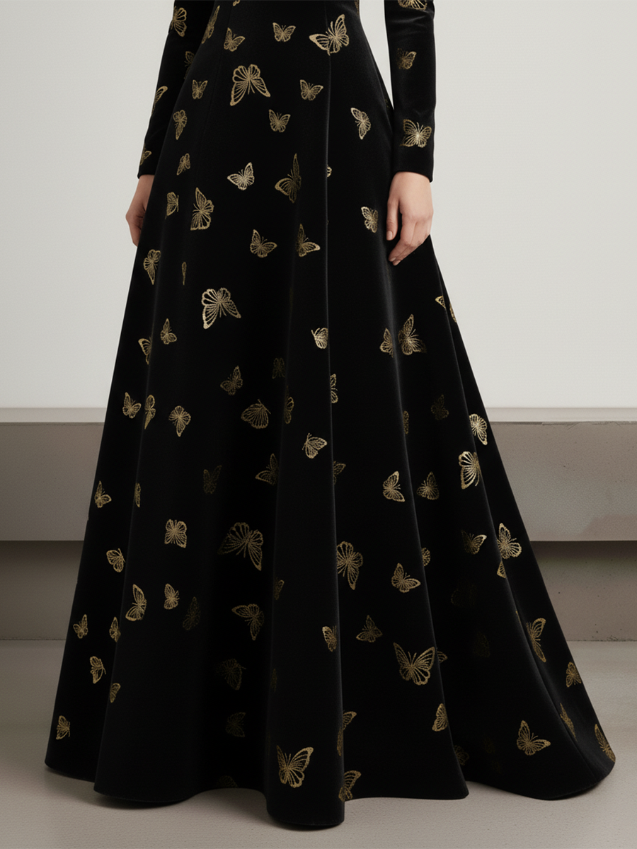 Robe en velours chic à manches longues et col rond ornée d'un élégant nœud doré