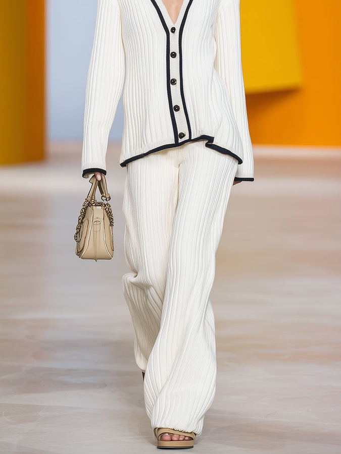 Cardigan Tricoté Blanc à Col V avec Détails Noir et Boutons Élégants
