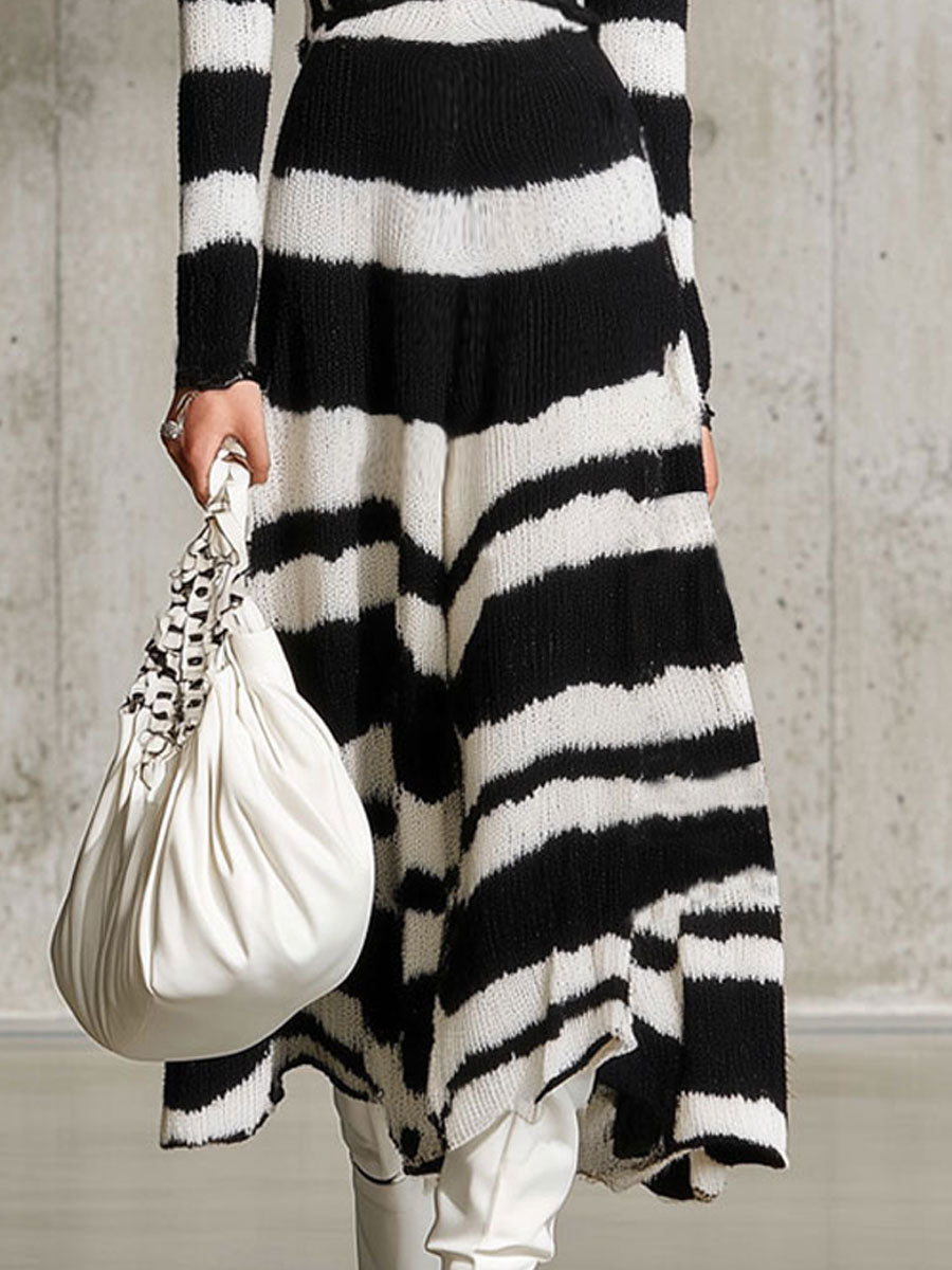 Robe Maxi Tricotée à Rayures Noires et Blanches - Élégance Rétro avec Décolleté en V