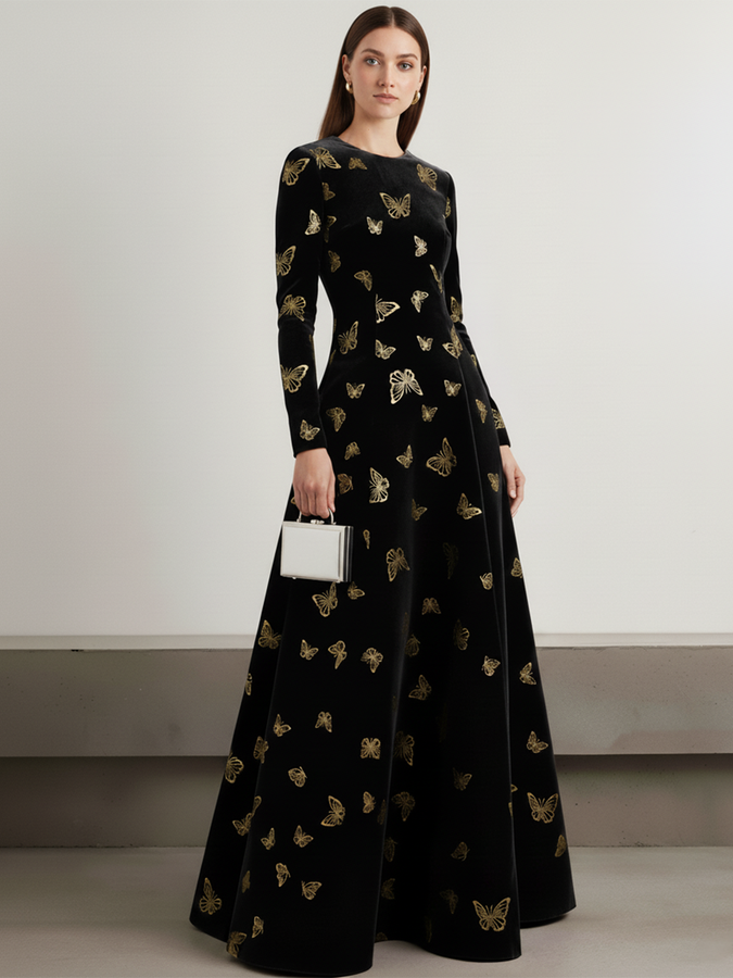 Robe en velours chic à manches longues et col rond ornée d'un élégant nœud doré