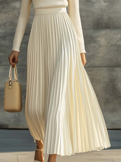 Robe Maxi Élégante en Satin Crème : Confort et Style Décontracté avec Manches Longues et Ourlet Plissé