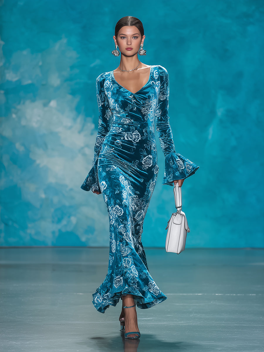 Robe Maxi Élégante en Velours Bleu avec Manches Trompette et Détails Texturés en Rose Argenté