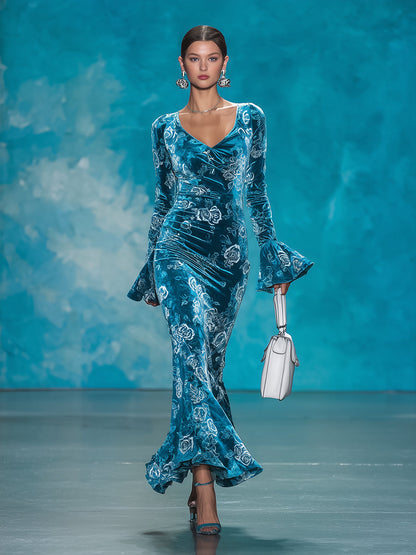 Robe Maxi Élégante en Velours Bleu avec Manches Trompette et Détails Texturés en Rose Argenté
