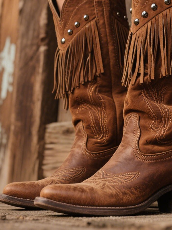 Femmes : Bottes de cowboy en cuir et daim brodées avec franges élégantes