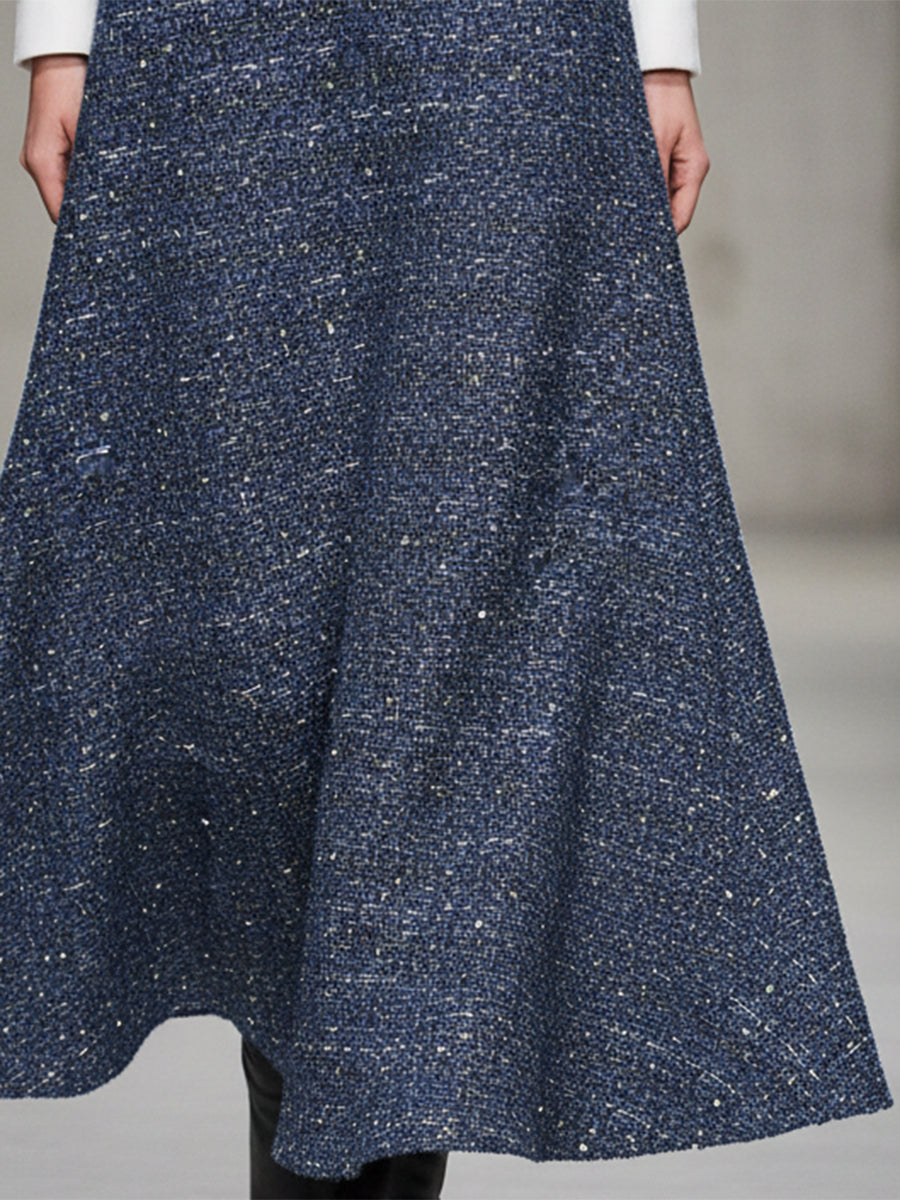 Chic Ensemble Tweed Bleu : Veste et Jupe Éblouissantes avec Sequins Dorés et Détails Blancs