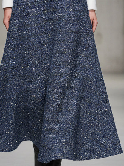 Chic Ensemble Tweed Bleu : Veste et Jupe Éblouissantes avec Sequins Dorés et Détails Blancs