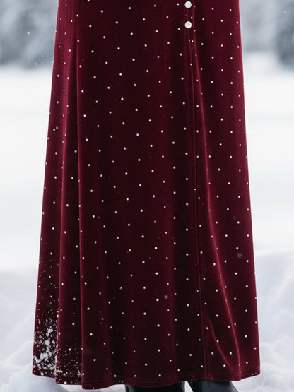 Maxi Robe en Velours Rouge avec Col Montant et Détails Strassés