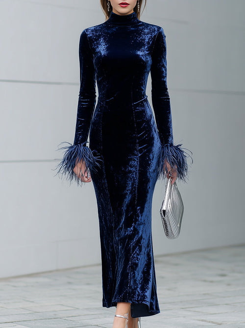 Robe Maxi en Velours Bleu avec Col Rond et Élégants Panneaux de Plumes Synthétiques