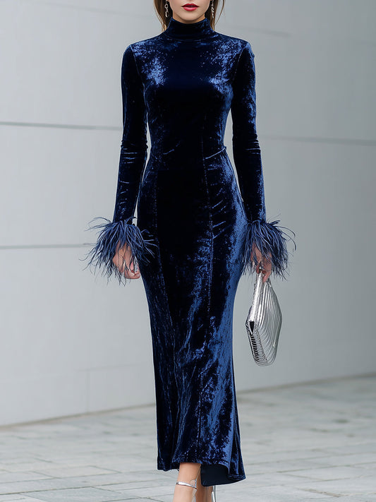 Robe Maxi en Velours Bleu avec Col Rond et Élégants Panneaux de Plumes Synthétiques