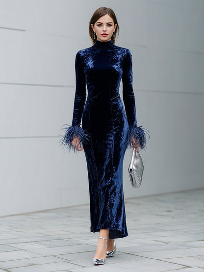 Robe Maxi en Velours Bleu avec Encolure Ronde et Détails en Plumes d'Autruche Synthétiques
