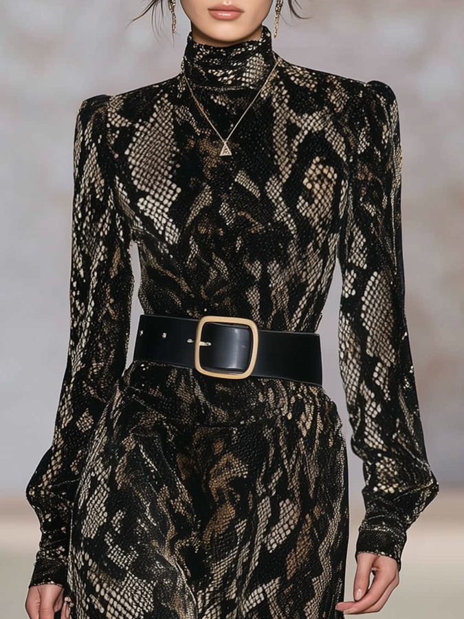 Robe Maxi en Velours à Imprimé Serpent : Élégance Tendance avec Col Montant et Manches Longues