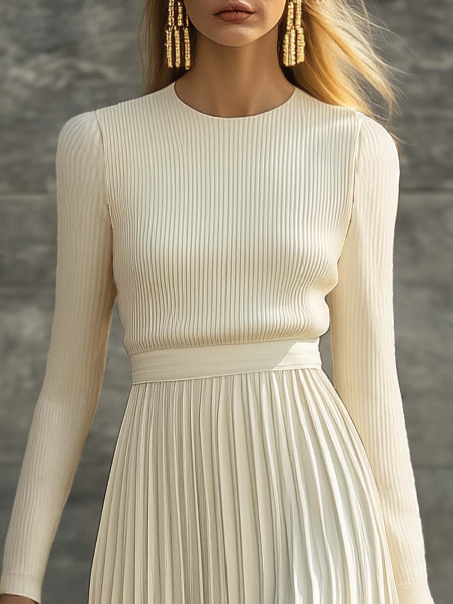 Robe Maxi Élégante en Satin Crème : Confort et Style Décontracté avec Manches Longues et Ourlet Plissé