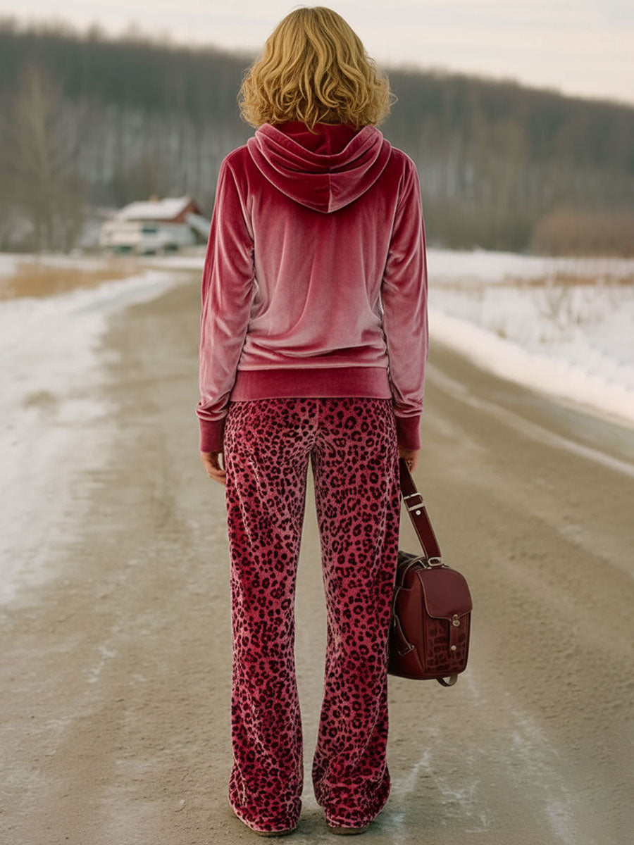 Ensemble Chic : Sweatshirt en Velours Rose Dégradé et Pantalon Léopard Tendance