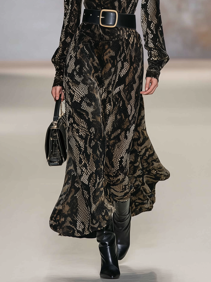 Robe Maxi en Velours à Imprimé Serpent : Élégance Tendance avec Col Montant et Manches Longues