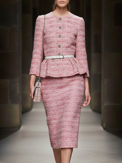 Ensemble Élégant en Tweed Rose : Veste et Jupe avec Détails en Boutons Argentés et Volants