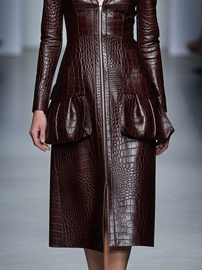 Robe Midi en Cuir PU Croco Rouge Brun avec Décolleté en V et Zip
