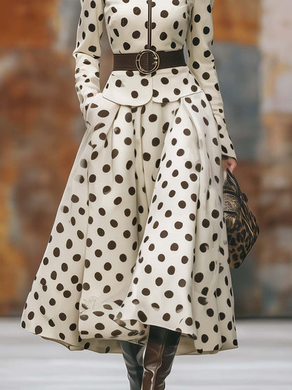 Veste Vintage à Pois Bruns avec Col Crème et Jupe Évasée à Ourlet