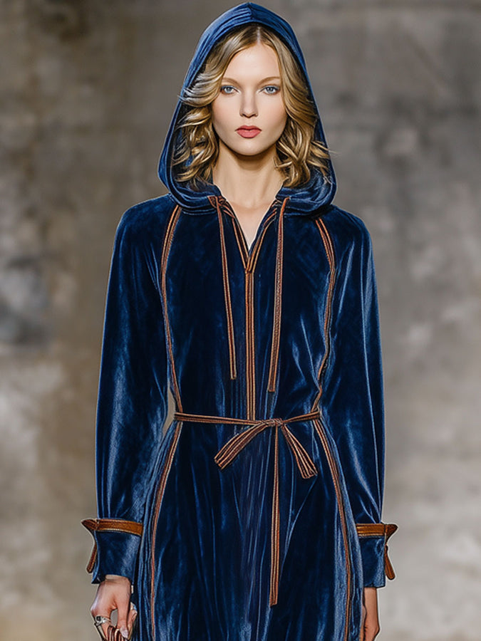 Robe Maxi en Velours Bleu Nuit avec Capuche et Finitions Marron Vintage