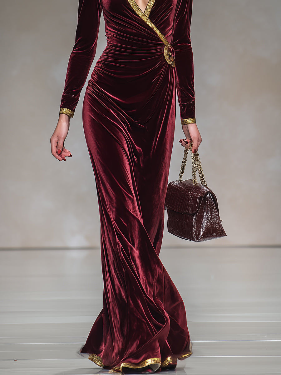 Robe Maxi Velours Bourgogne : Décolleté en V et Finitions Dorées pour une Élégance Éblouissante