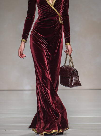 Robe Maxi en Velours Bordeaux avec Décolleté en V et Détails Dorés – Élégance Suprême