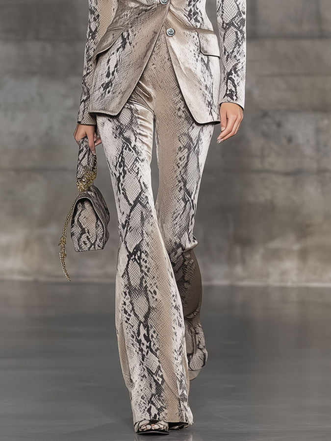Ensemble Chic : Blazer en Velours Gris Serpent et Pantalon Évasé Rétro