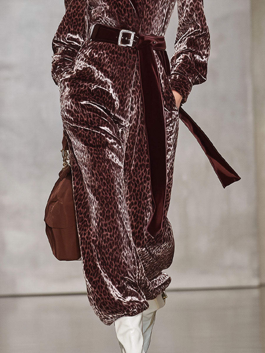 Combinaison en velours à motif léopard avec col cravate et silhouette décontractée
