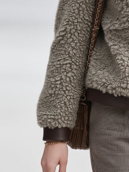 Veste en fausse fourrure à col rond avec élégantes finitions en simili cuir vintage