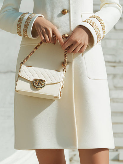 Luxueux Manteau Blanc en Laine avec Col Montant et Détails en Ruban Doré