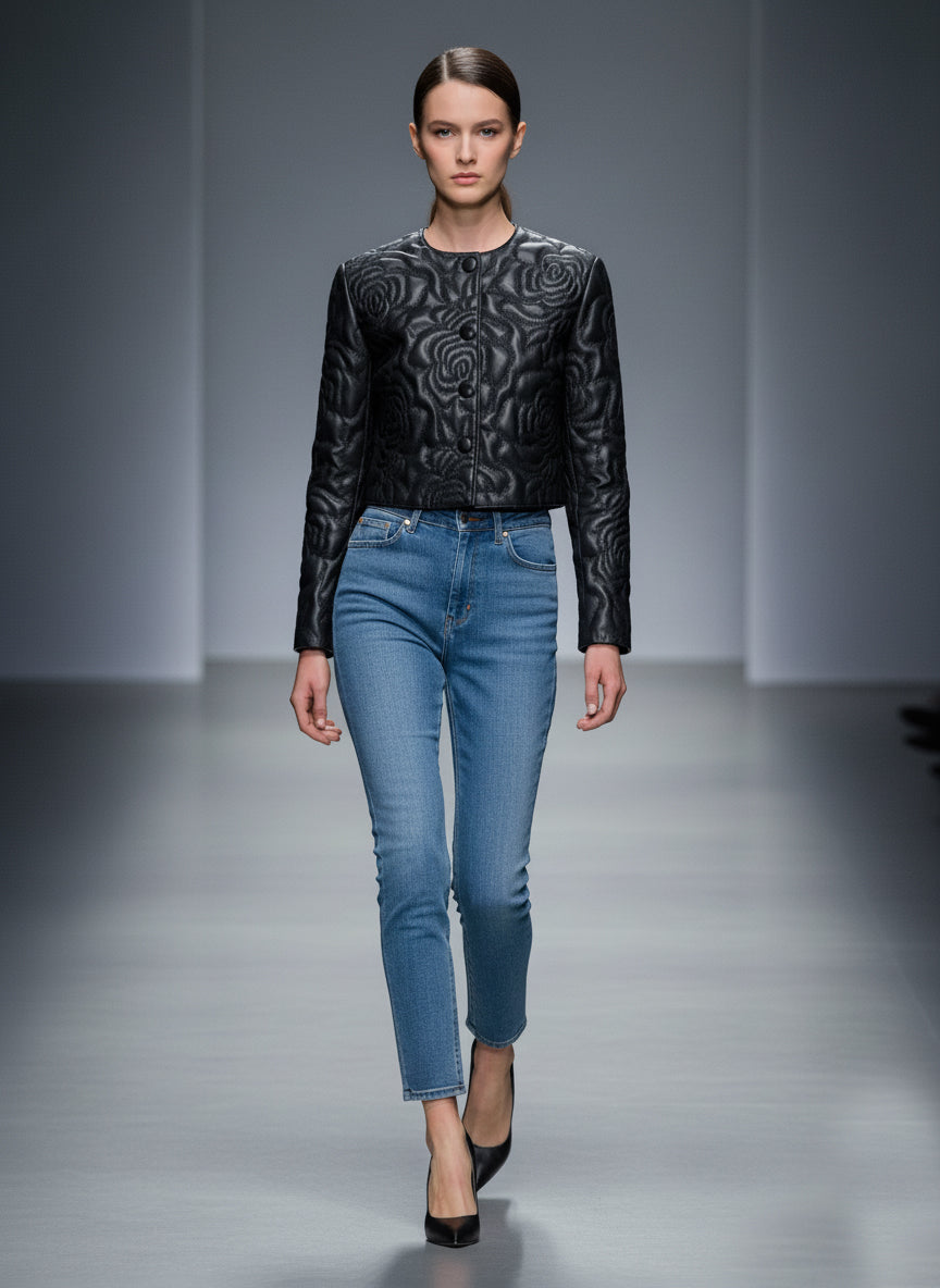 Veste courte en simili cuir noir avec détails floraux au col rond