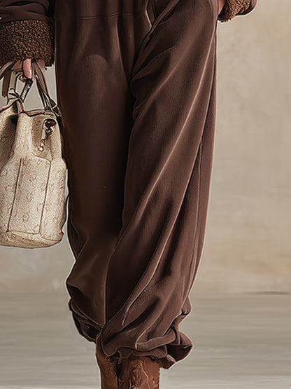 Combinaison en polaire marron à capuche : confort décontracté et chaleur douillette