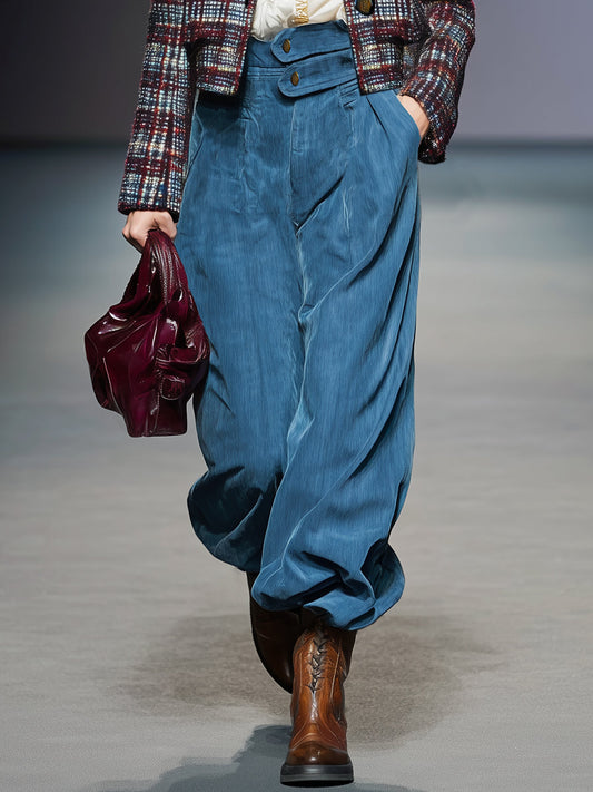 Jean large bleu orné de boutons au charme rétro
