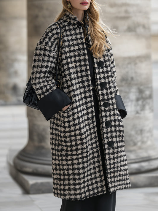 Veste mi-longue à motifs tartan noir et blanc avec col montant et poignets noirs