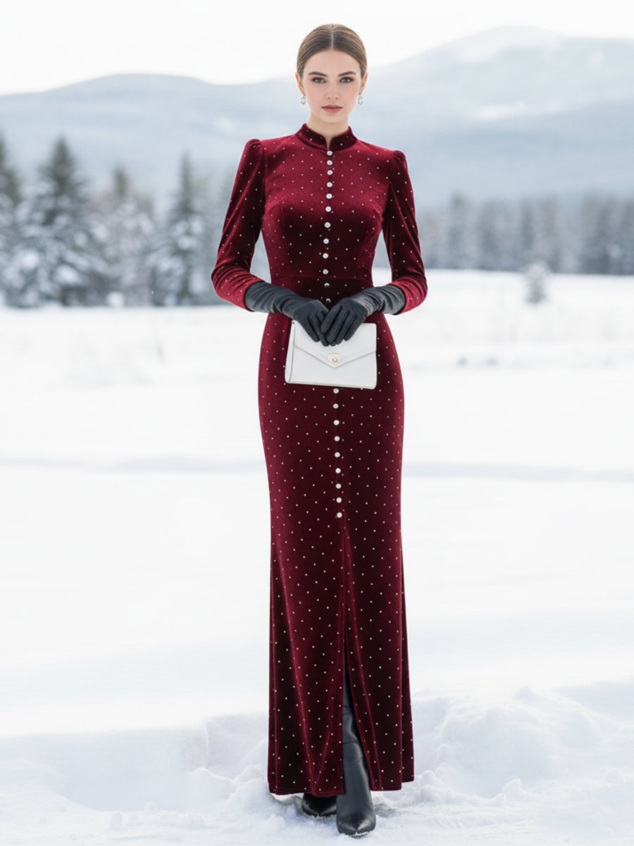 Maxi Robe en Velours Rouge avec Col Montant et Détails Strassés