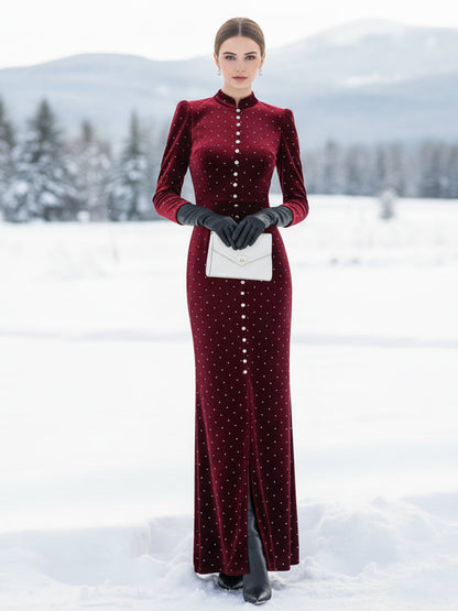 Maxi Robe en Velours Rouge avec Col Montant et Détails Strassés