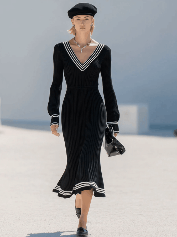Robe Midi Noir Côtelé à Manches Longues avec Ourlet en Queue de Poisson et Détails Rétro Blancs