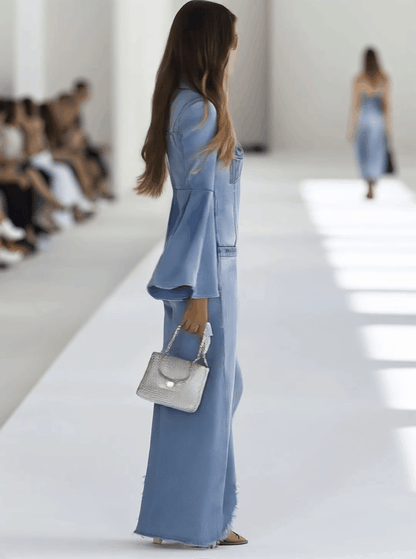 Salopette Décontractée en Jean Bleu Clair à Manches Longues et Jambes Évasées, Finition Effilochée