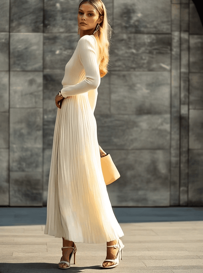 Robe Maxi en Satin Crème : Élégance Décontractée avec Manches Longues et Ourlet Plissé