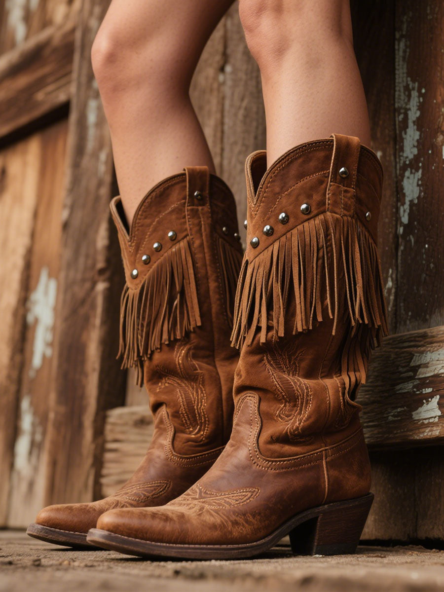 Femmes : Bottes de cow-boy en cuir et daim brodées avec franges