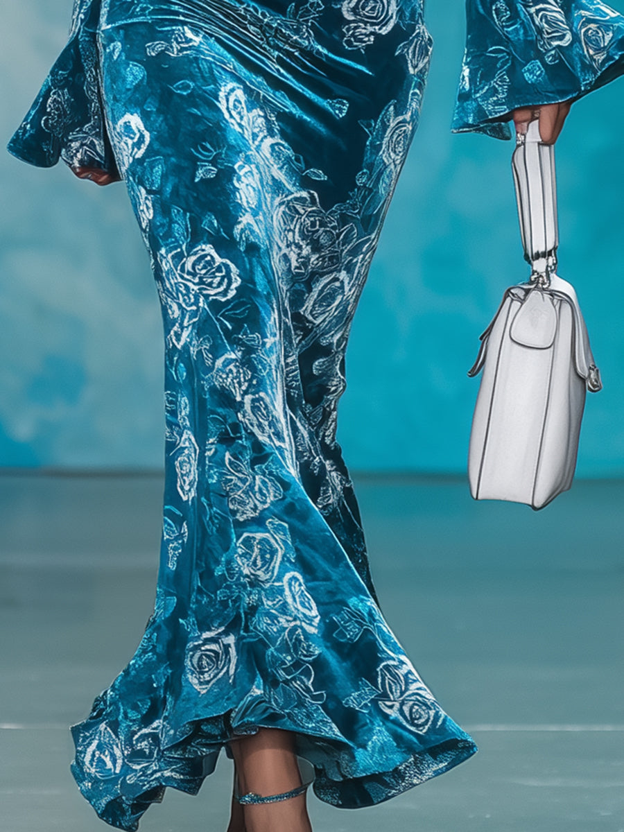 Robe Maxi Élégante en Velours Bleu avec Manches Trompette et Détails Texturés en Rose Argenté