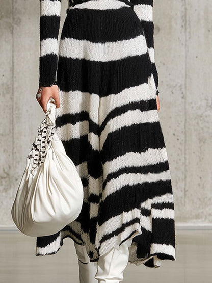 Robe Maxi Tricotée à Rayures Noires et Blanches - Élégance Rétro avec Décolleté en V