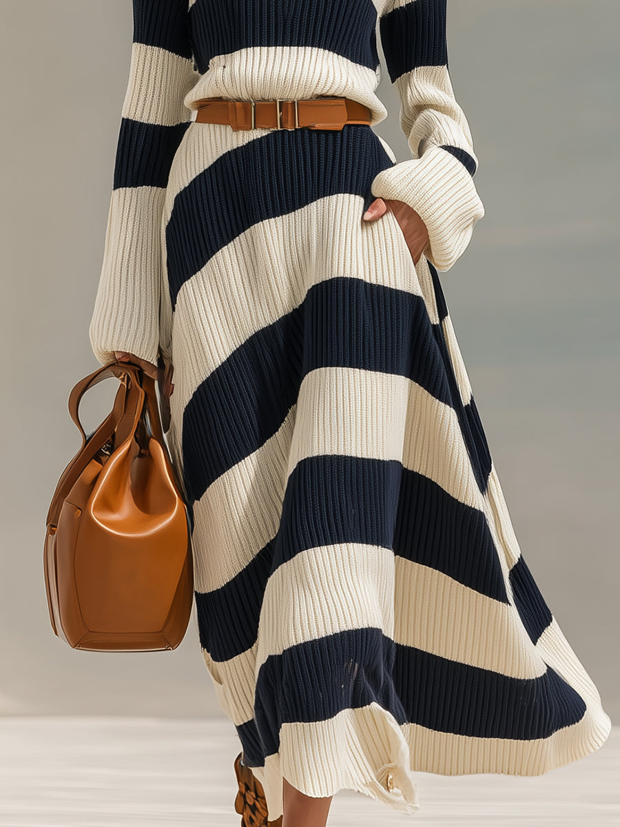 Robe Maxi Tricotée Élégante à Manches Longues - Col Haut en Rayures Contrastées Bleu Marine et Blanc