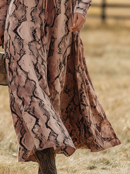 Robe Maxi en Velours Rose à Imprimé Serpent - Style Rétro Western avec Détails à Lacets
