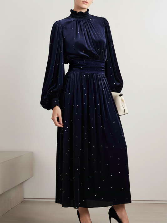 Robe Velours Chic à Col Montant et Détails Éclatants