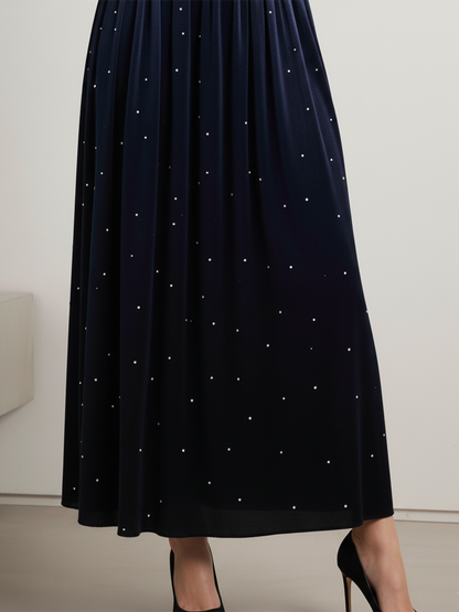 Robe Velours Chic à Col Montant et Détails Éclatants