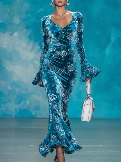 Maxi Robe Élégante en Velours Bleu avec Manches Trompette et Détails Texturés en Rose Argenté